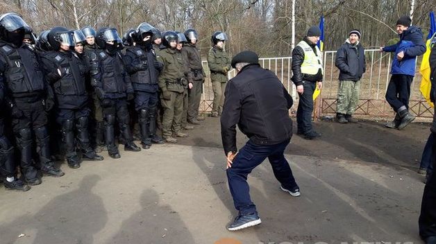 "Если будет война, мы их легко разорвем". Как китайцы комментируют видео из Новых Санжар