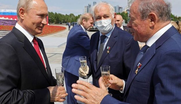 Участников встречи с Путиным в День России продержали на карантине 12 дней