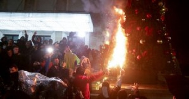 В Албании убили мужчину из-за нарушения карантина: люди устроили митинги и потребовали отставки главы МВД