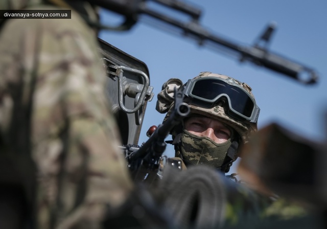 Солдаты ВС РФ под Алчевском подорвались на минах, а в Донецке чеченский спецназ налетел на БТР боевиков