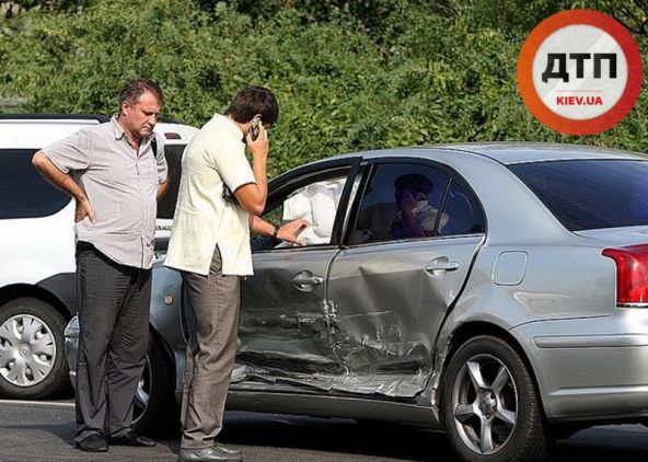 ДТП В КИЕВЕ: НА ВОЗДУХОЛФОТСКОМ ПРОСПЕКТЕ ПЬЯНЫЙ ВОДИТЕЛЬ SKODA СБИЛ ПЕШЕХОДА И ВРЕЗАЛСЯ В TOYOTA И ВАЗ