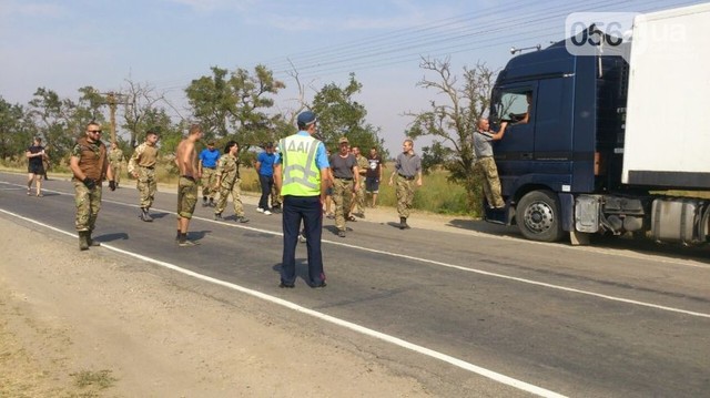 Отчаянный грузовик пытался прорвать блокаду Крыма из активистов