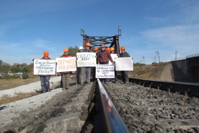 В Мариуполе рабочие перекрыли железную дорогу, требуя денег у Метинвеста