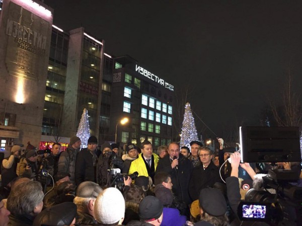 Митинг на Пушкинской площади - ОМОН нанес травму Александру Потапову - депутатату Госдумы от КПРФ