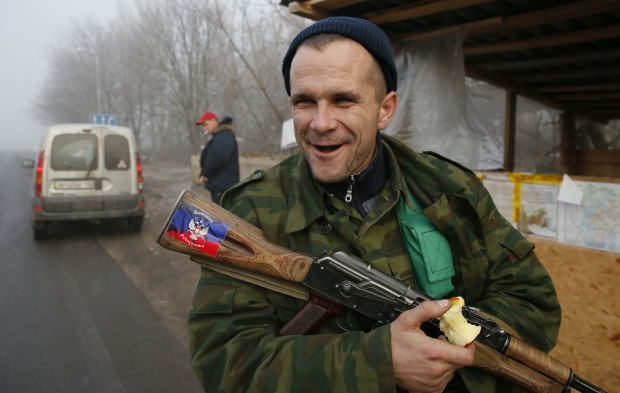 Волонтер рассказал о пытках боевиков ДНР: “киборгам“ отрезали головы, а местных казнили голодом