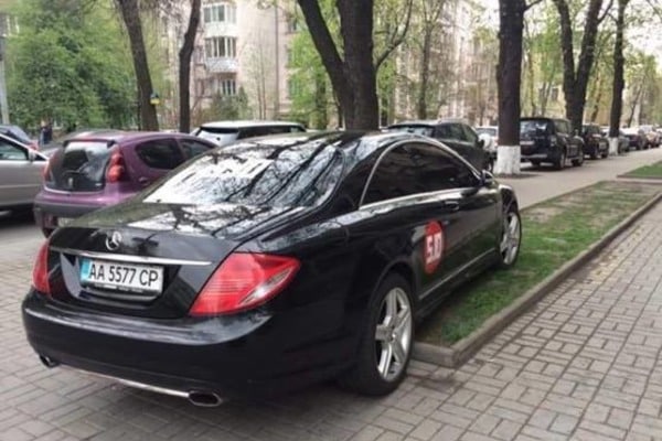 "Газон для вождя": Балашова поймали на автохамстве