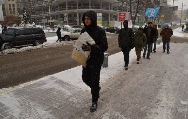 Балчуну принесли мішок грошей під офіс "Укрзалізниці"