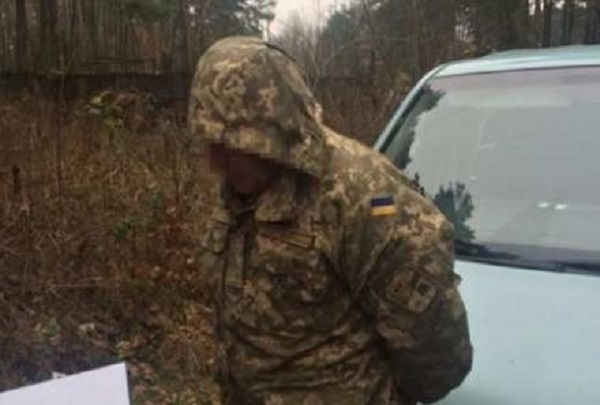 Армейский наркодилер едва не подавился «товаром», пытаясь его съесть при задержании