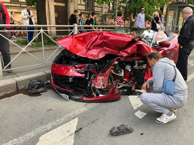 В Петербурге попытка проскочить перекресток на Ferrari обернулась гибелью