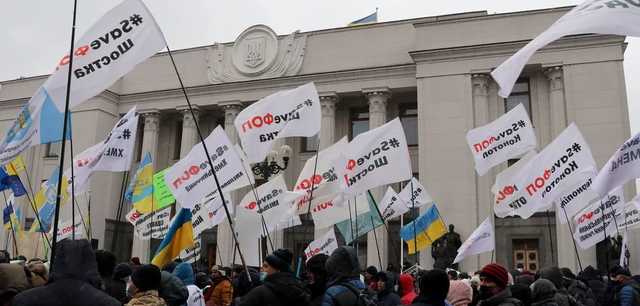 На Банковой начались стычки полиции и ФОПов. Протестующие прошли к Офису президента