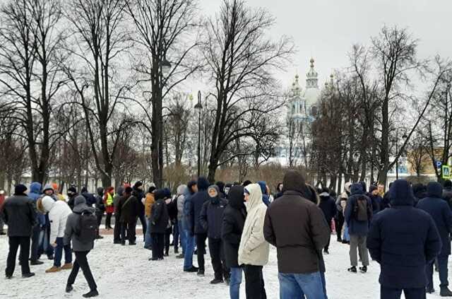 В Петербурге экс-работники «Метростроя» вышли к Смольному с требованием выплаты долгов