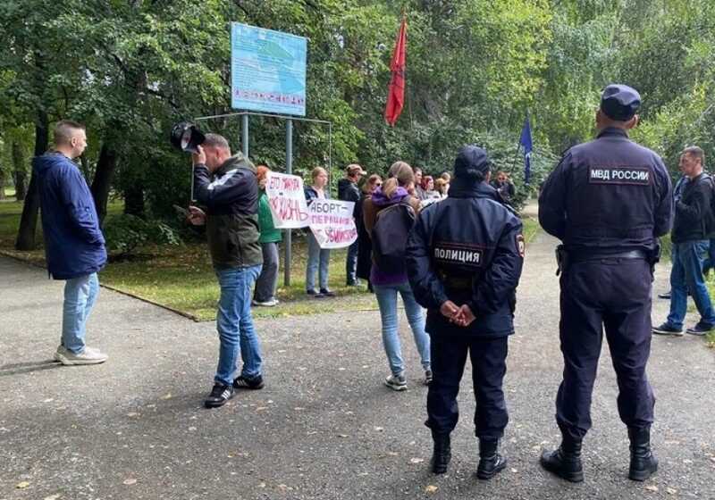 В Екатеринбурге 16 феминисток вышли в пикет против запрета абортов