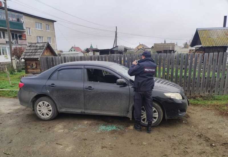 На Урале странным образом разбили машину учителя. Он уверен, что это месть из-за мусорного полигона