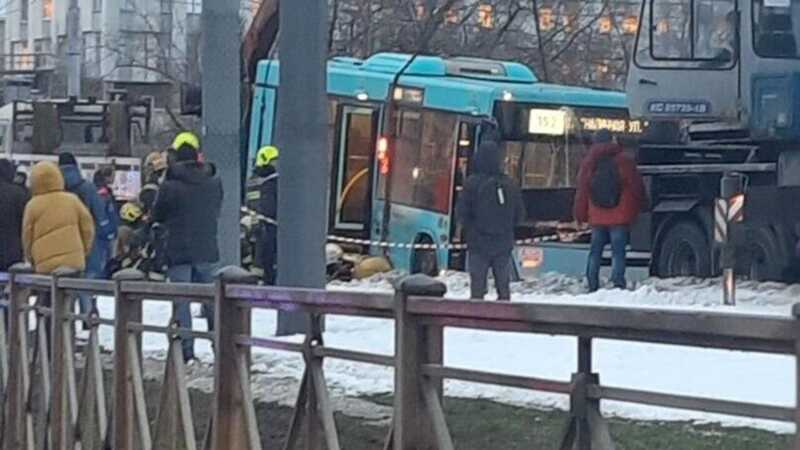 В Санкт-Петербурге автобус, вышедший из-под контроля, наехал на тротуар, сбив несколько человек