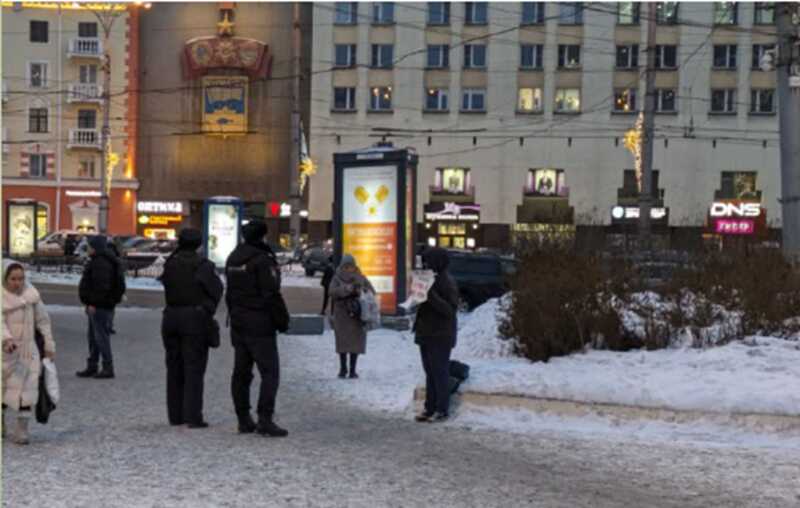 В Мурманске полицейские удерживают пикетчицу, вышедшую с плакатом после смерти Навального