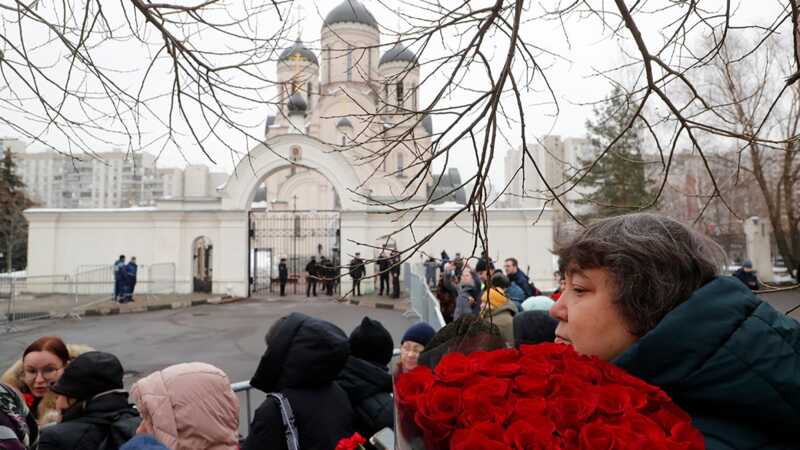 На Борисовское кладбище, где пройдет церемония погребения, привезли тело Алексея Навального