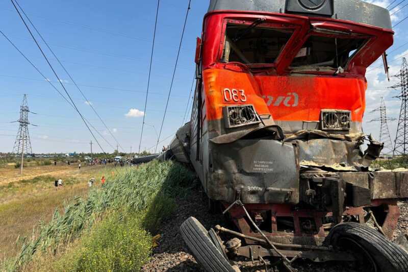 Под Волгоградом частично восстановили движение поездов после аварии с грузовиком