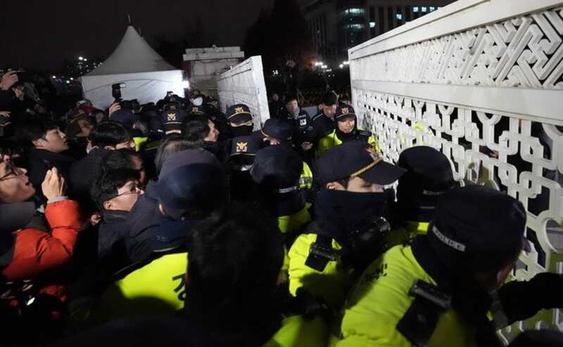 В Южной Корее начались протесты против военного положения