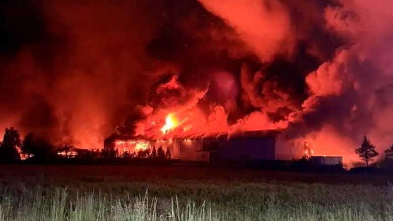 Под Варшавой произошел пожар на складе с пластиком