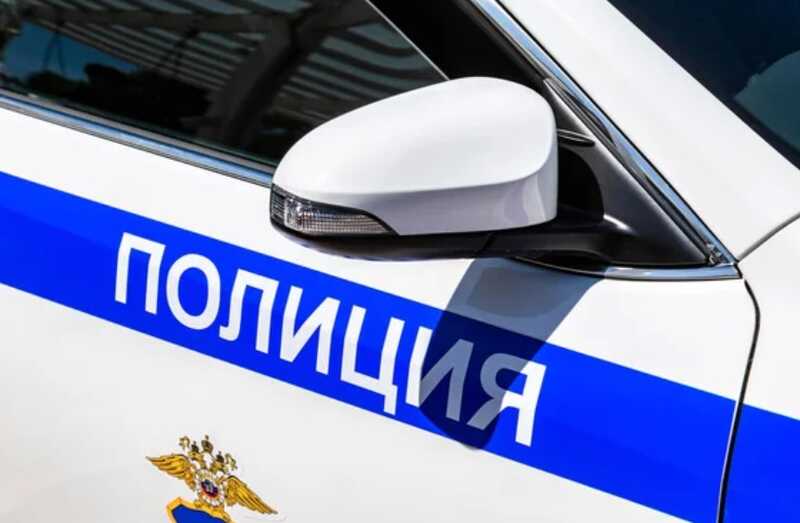 Сотрудник детсада в Нижегородской области разделся посреди улицы