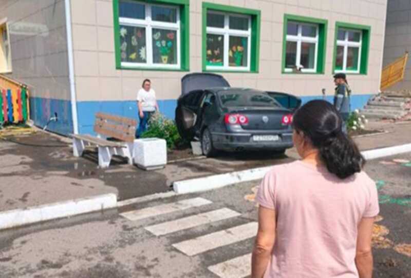 В Омской области водитель заехал во двор детского сада