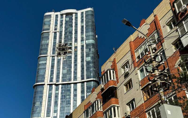 В Энгельсе дрон поразил жилой дом