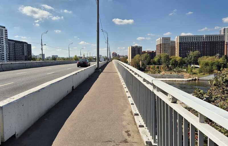 В Москве рабочий спас прыгнувшего с моста на спор мужчину и едва не утонул