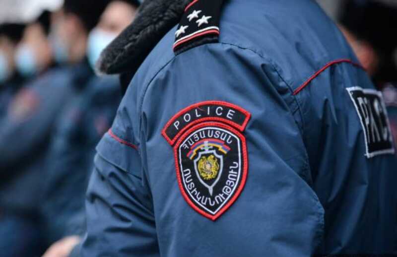 В Армении полиция штурмует резиденцию Католикоса: священники заблокировали проход