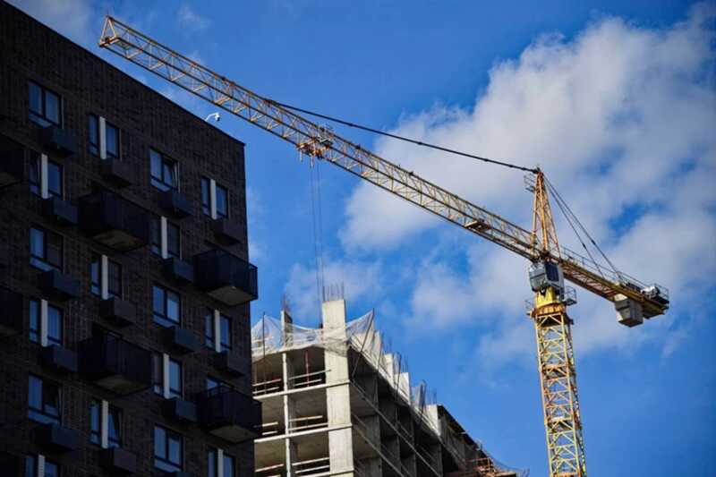 В Улан-Удэ строительный кран упал на жилое здание