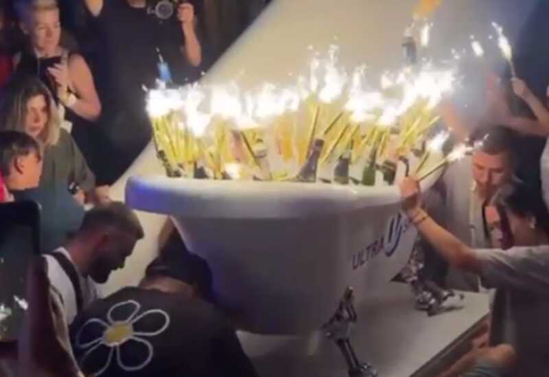 На концерте Верки Сердючки в Одессе заказали бассейн, наполненный дорогим шампанским