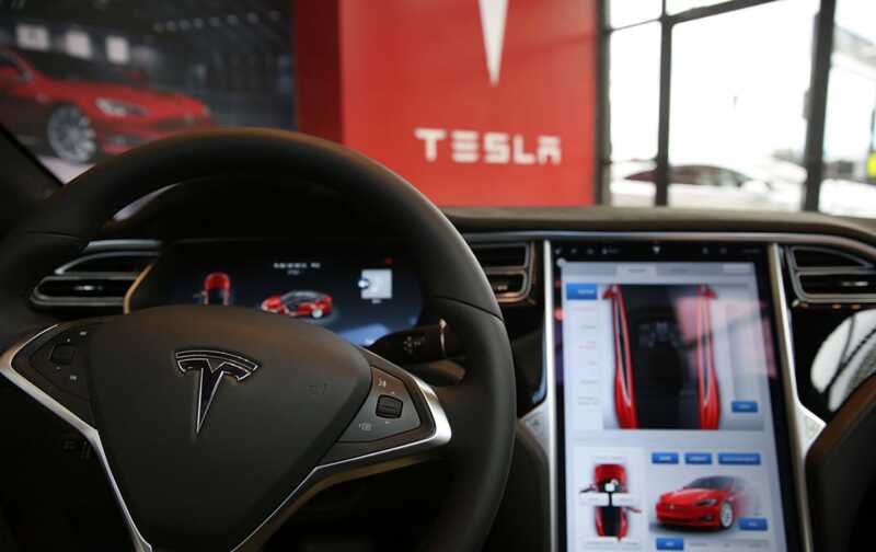 Tesla впервые осуществила доставку электромобиля покупателю без водителя