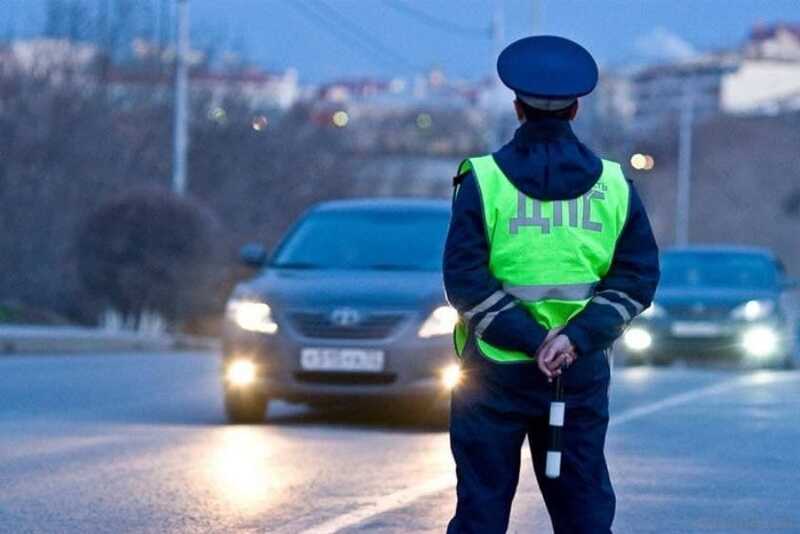 В Москве сотрудники ГИБДД массово останавливают фуры и «Газели» для досмотра