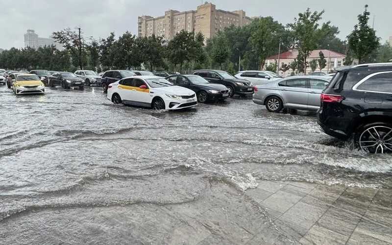 В Москве ливень затопил торговый центр: вода льётся с крыши на нижние этажи