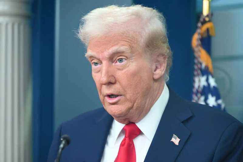 Трамп грозит ввести 100% тарифы на нефть из России