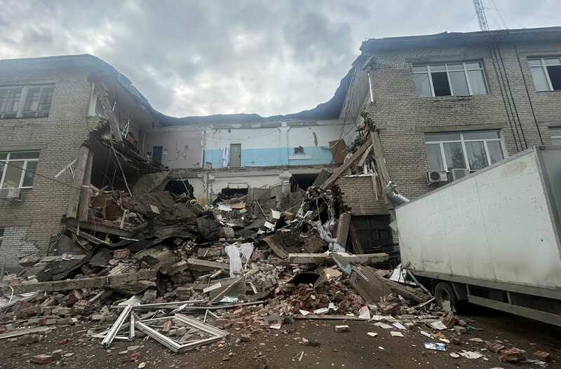 В Екатеринбурге рухнуло нежилое здание: спасатели разбирают завалы