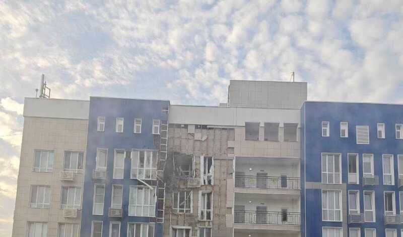 В Белгороде после атаки беспилотников был поврежден жилой дом и десятки автомобилей