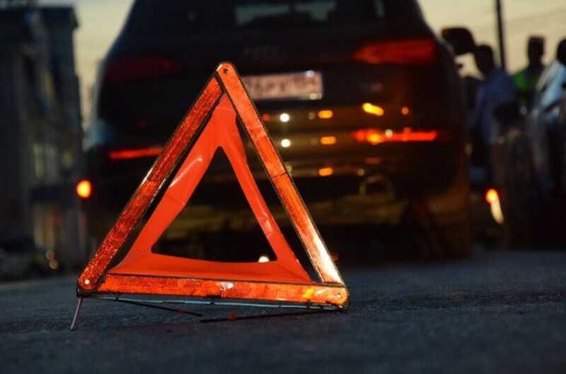 В Краснодаре автомобиль перевернулся в результате ДТП, окутывая улицу дымом