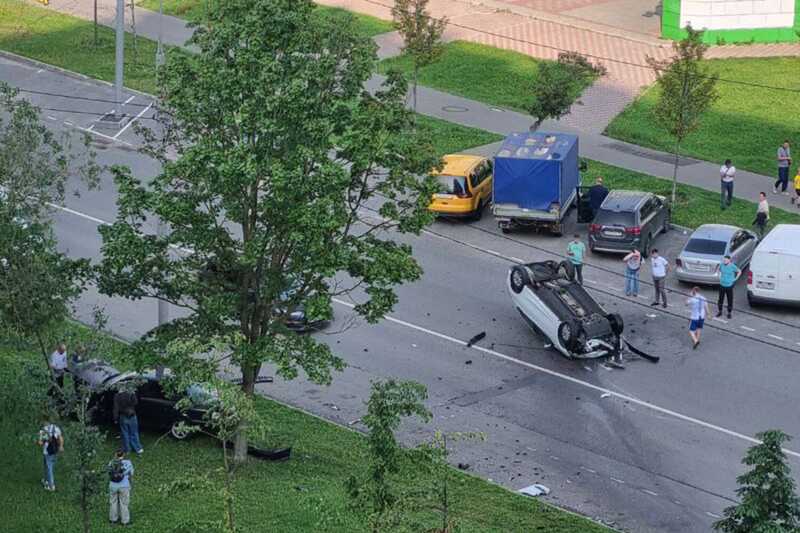 В Москве на дороге перевернулся автомобиль с пассажирами