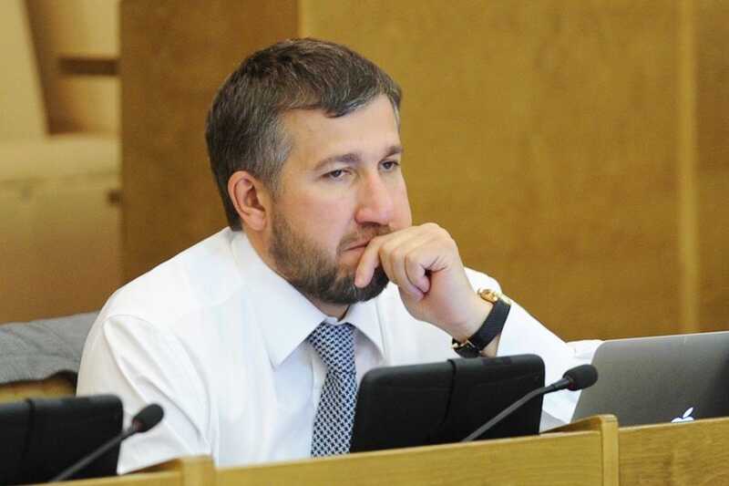Депутат Григорий Аникеев увеличил охрану в пять раз на фоне расследований о махинациях в ОАЭ