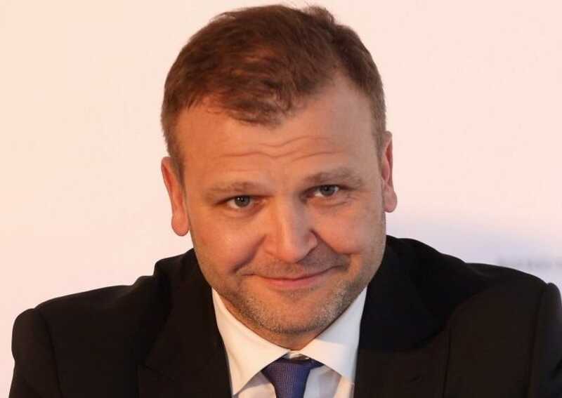 Бывший банкир Олег Филь празднует день рождения возлюбленной, не закончив суд с экс-женой