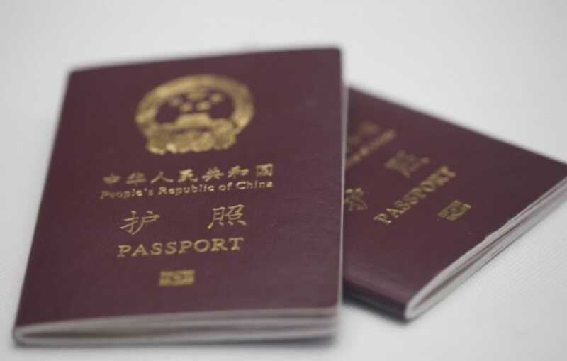 В Китае госслужащих обязали сдать загранпаспорта