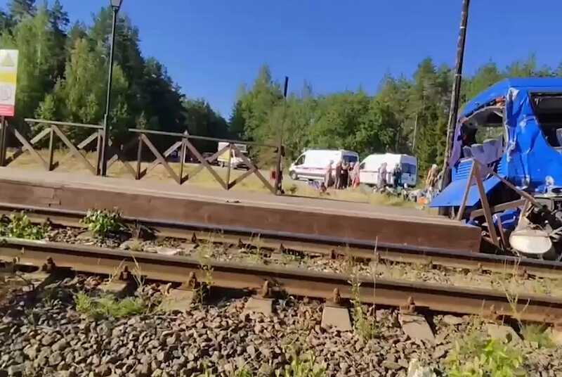 Появились подробности столкновения туристического автобуса с поездом в Ленобласти