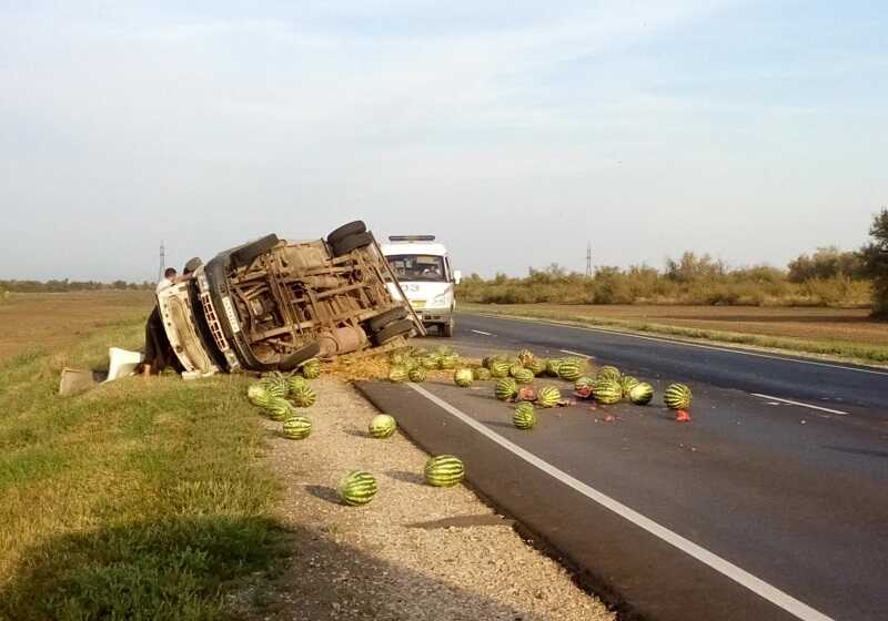 Грузовик с арбузами врезался в ограждение в Москве