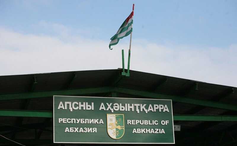 Туристы жалуются на двухчасовые ожидания на абхазской границе с Россией