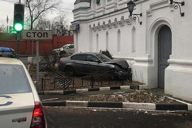 Полицейский на BMW врезался в храм