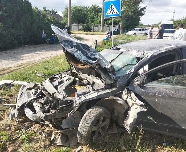 Иномарка влетела в остановку на Херсонщине, водителя-убийцу забросали камнями