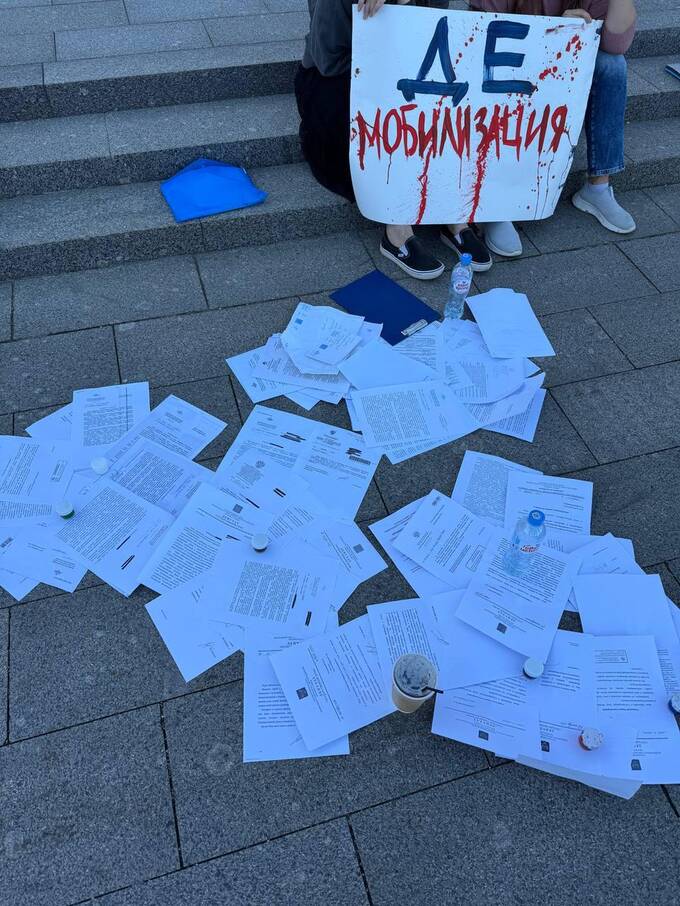 Жены мобилизованных остались у здания Минобороны