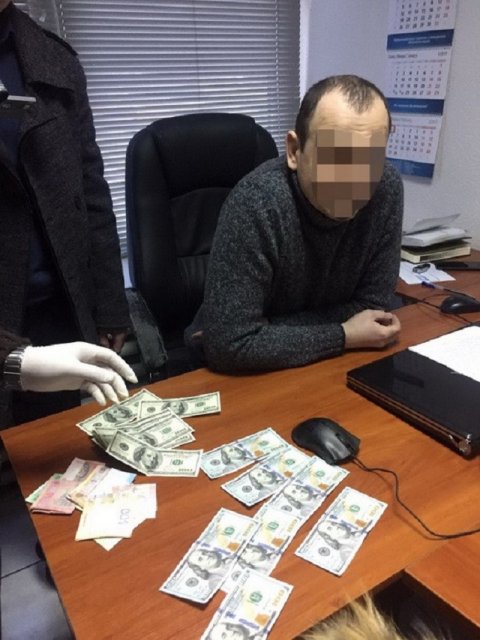 Руководитель таможенного поста в Одессе попался на взятке в $2500 - 32286 Руководитель таможенного поста в Одессе попался на взятке в $2500 - фото 32286