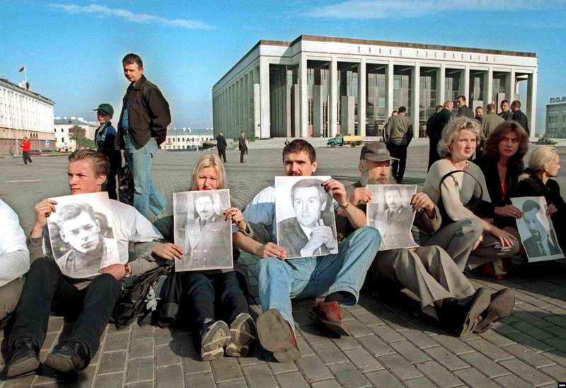 Участники белорусских оппозиционных движений на центральной площади Минска с портретами пропавших противников президента Александра Лукашенко. 4 сентября 2001 года. Фото: EPA