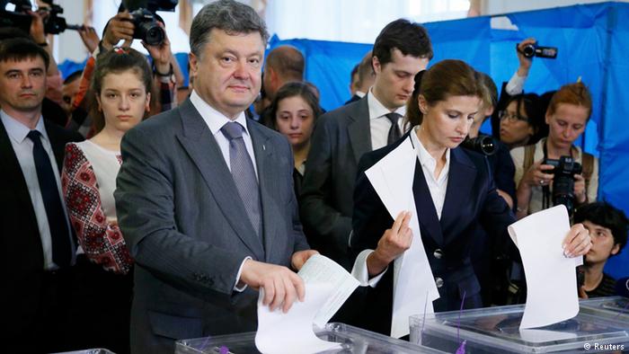 Супруга Порошенко Марина получала зарплату в Интерстарч Украина, которая управляет немецким заводом Петр Порошенко и его супруга Марина на избирательном участке